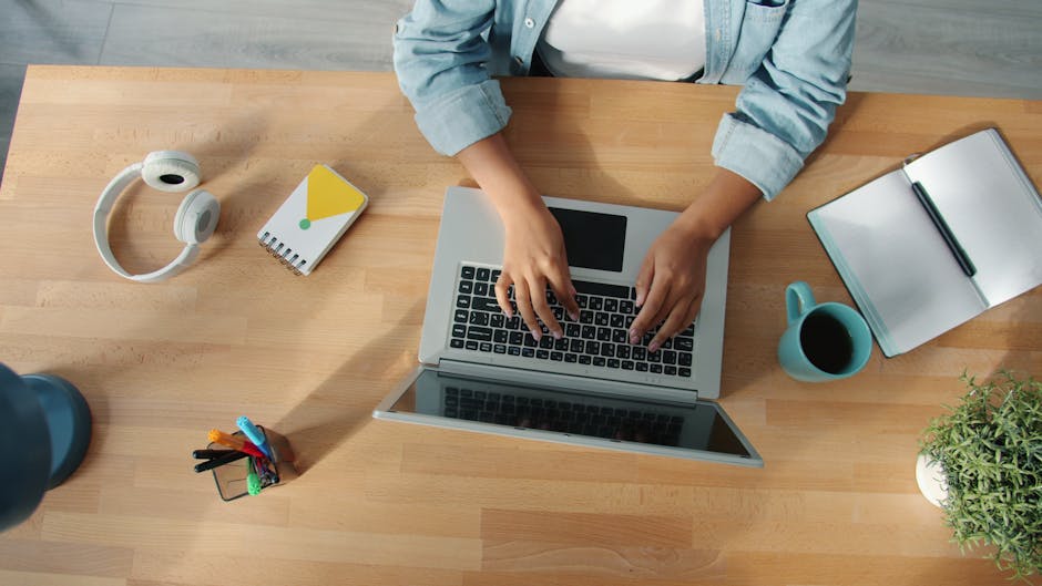 Selbstständige Person lernt Onlinekurs am Laptop